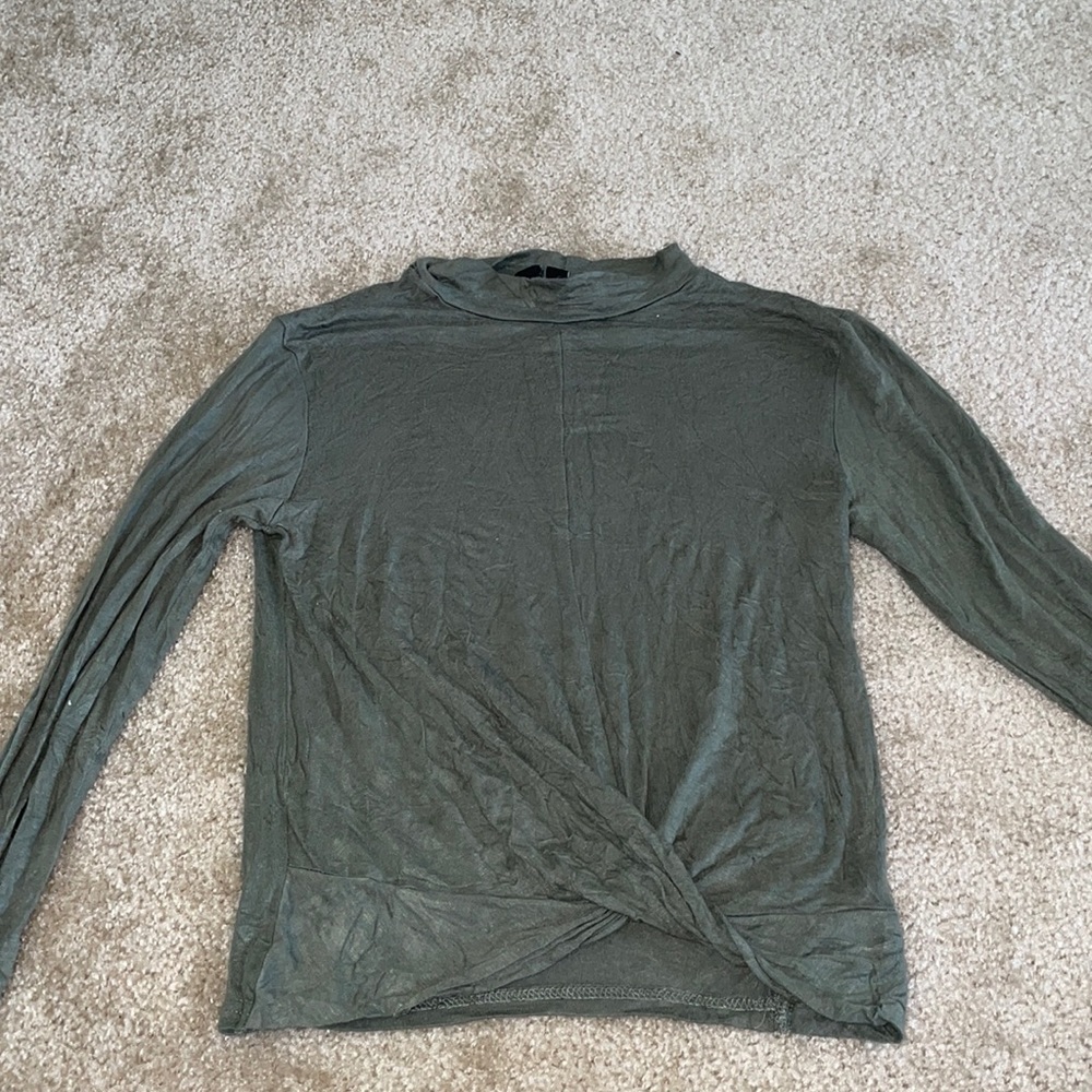 Cute shirt size m fits like a small love the material